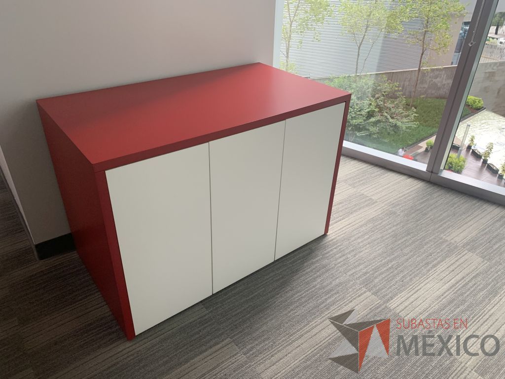 Lote 002 - Gabinete con 3 puertas color blanco, cubierta color rojo y 1 entrepaño - Imagen 5