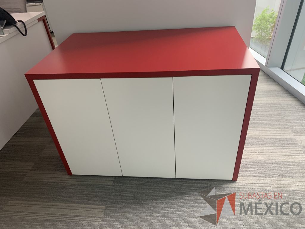 Lote 002 - Gabinete con 3 puertas color blanco, cubierta color rojo y 1 entrepaño