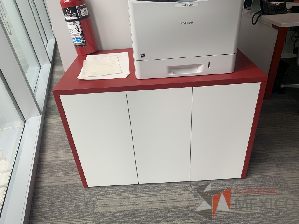 Lote 002 - Gabinete con 3 puertas color blanco, cubierta color rojo y 1 entrepaño - Imagen 3