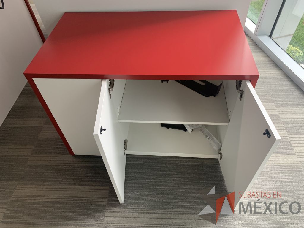 Lote 002 - Gabinete con 3 puertas color blanco, cubierta color rojo y 1 entrepaño - Imagen 2
