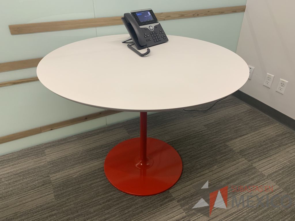Lote 006 - Mesa para visita de 4 personas con base metálica color rojo y cubierta color blanco
