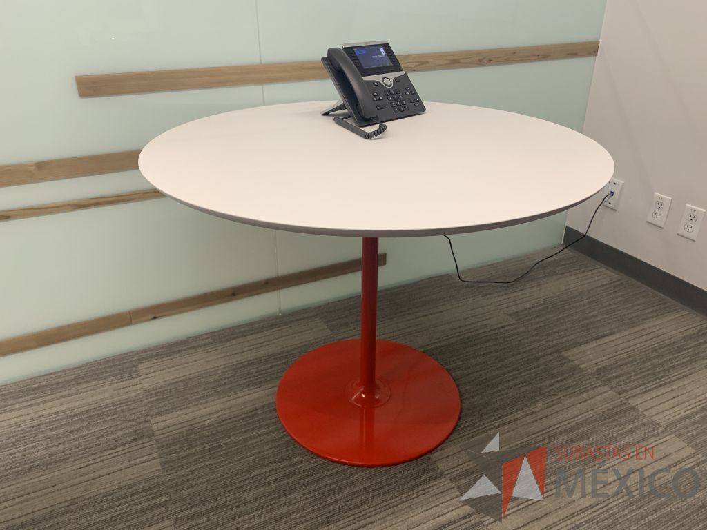 Lote 006 - Mesa para visita de 4 personas con base metálica color rojo y cubierta color blanco - Imagen 3
