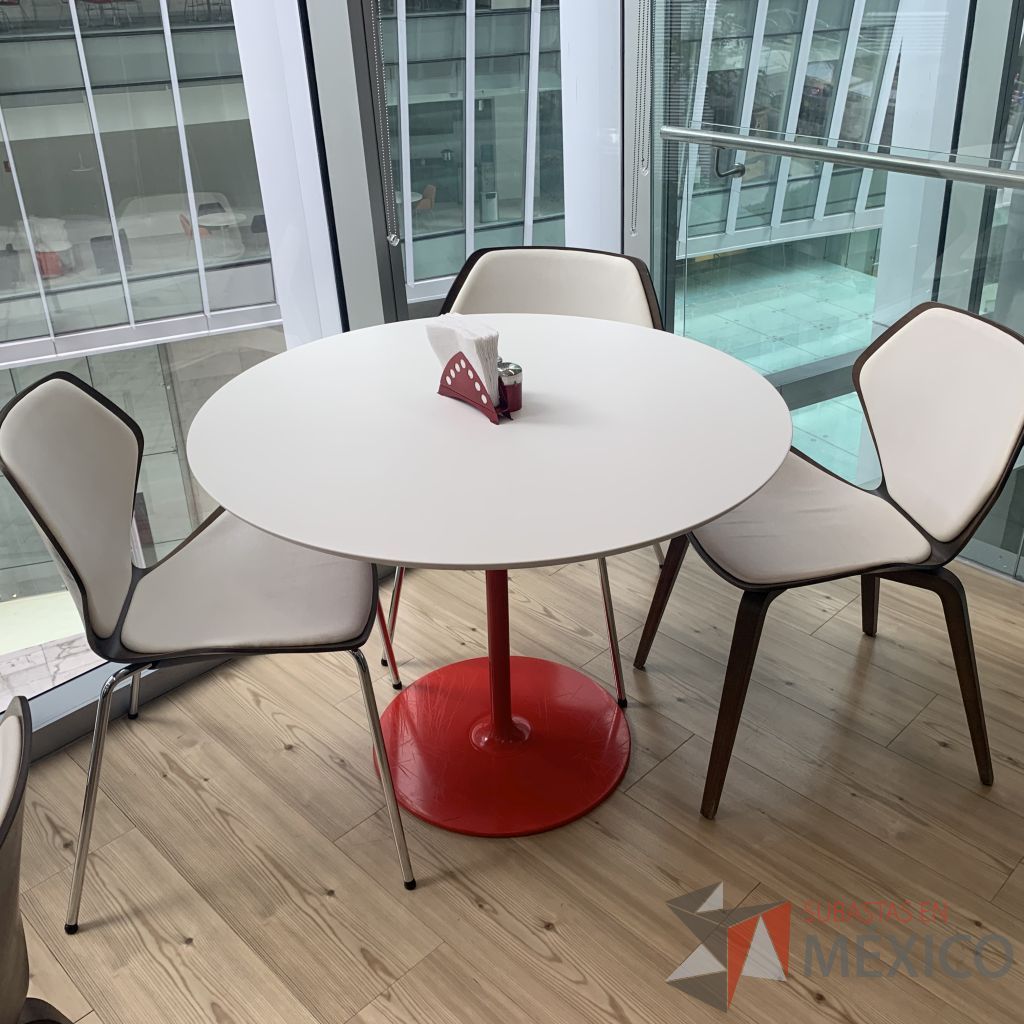 Lote 049 - Mesa con base metálica color rojo y cubierta color blanco - Imagen 6