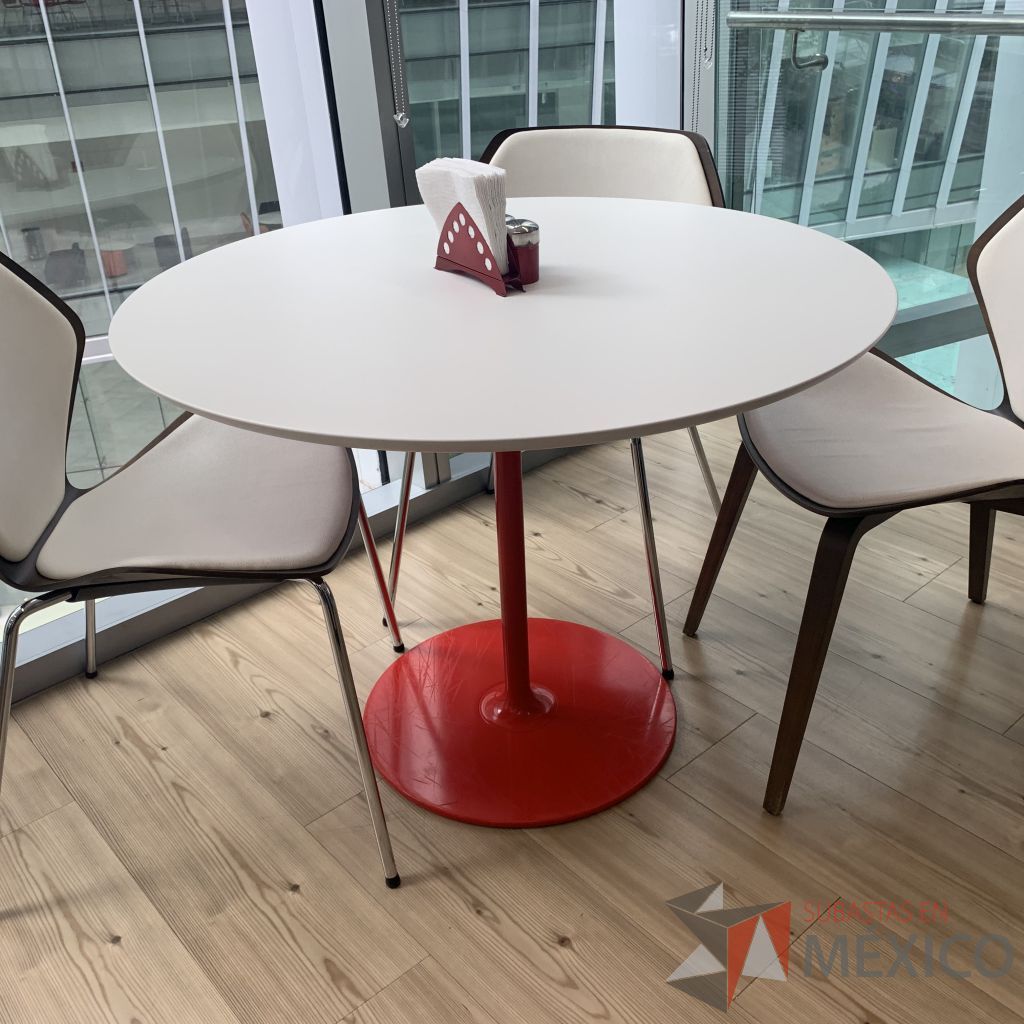 Lote 049 - Mesa con base metálica color rojo y cubierta color blanco - Imagen 5