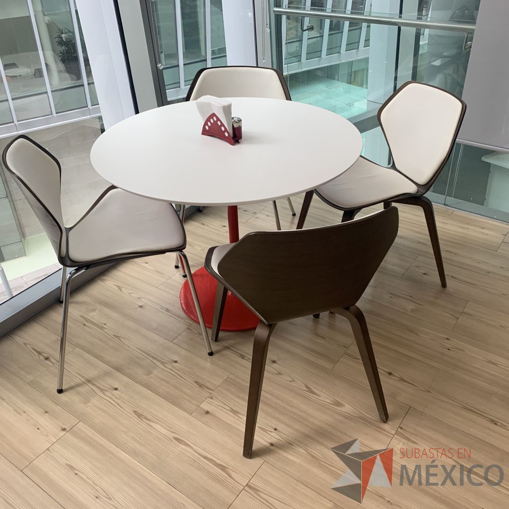 Lote 049 - Mesa con base metálica color rojo y cubierta color blanco - Imagen 4