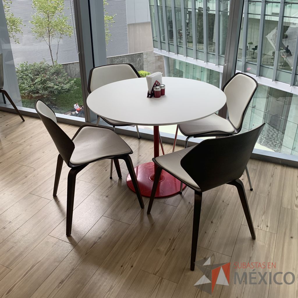 Lote 049 - Mesa con base metálica color rojo y cubierta color blanco - Imagen 3