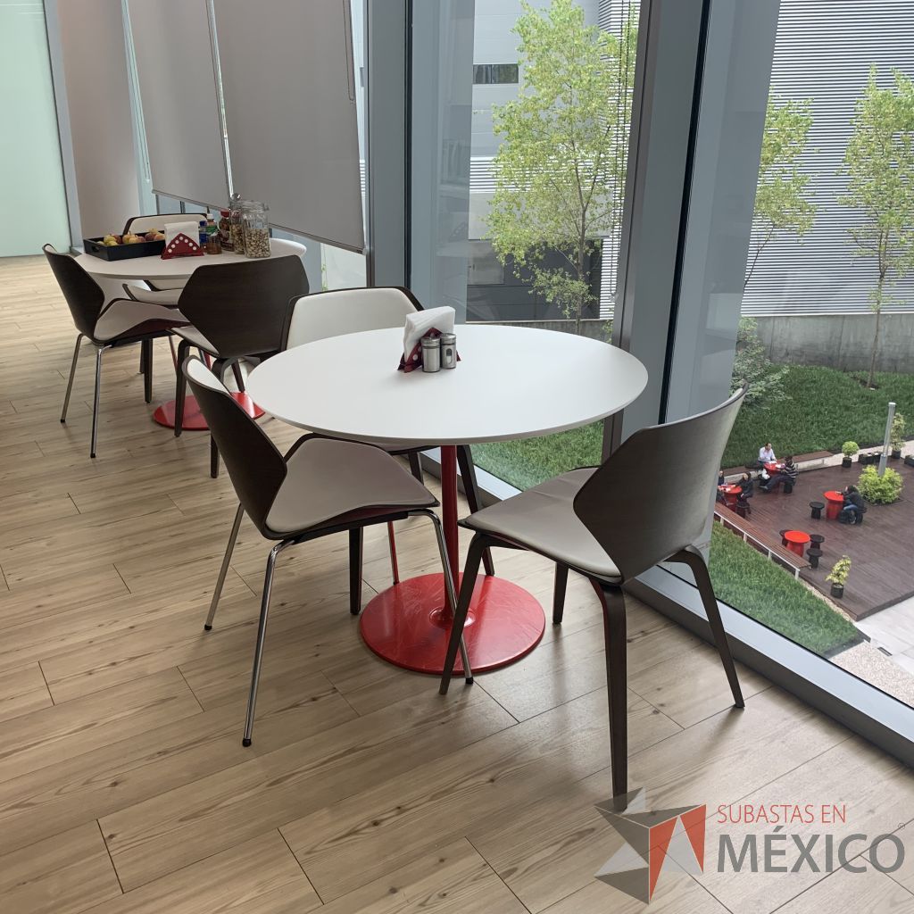Lote 049 - Mesa con base metálica color rojo y cubierta color blanco - Imagen 2