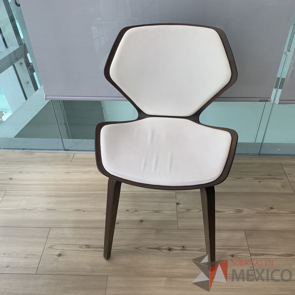 Lote 053 - 2 Sillas con 4 patas, asiento y respaldo en madera con acojinado tipo piel color blanco. Modelo: Gingko - Imagen 6
