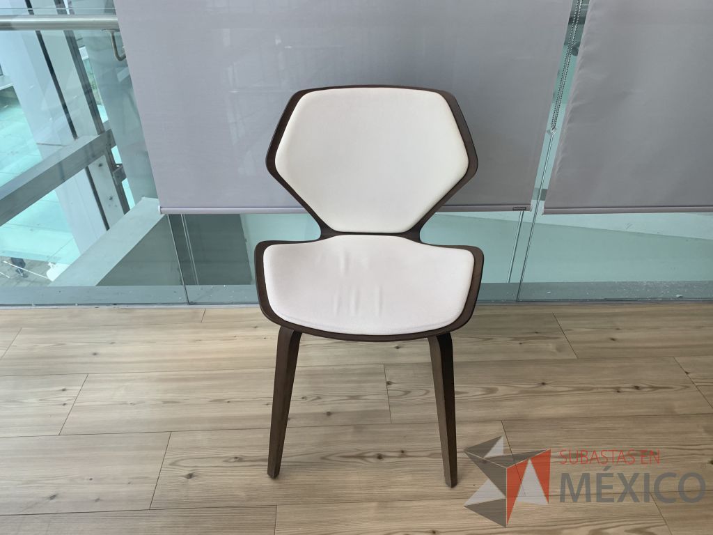 Lote 053 - 2 Sillas con 4 patas, asiento y respaldo en madera con acojinado tipo piel color blanco. Modelo: Gingko