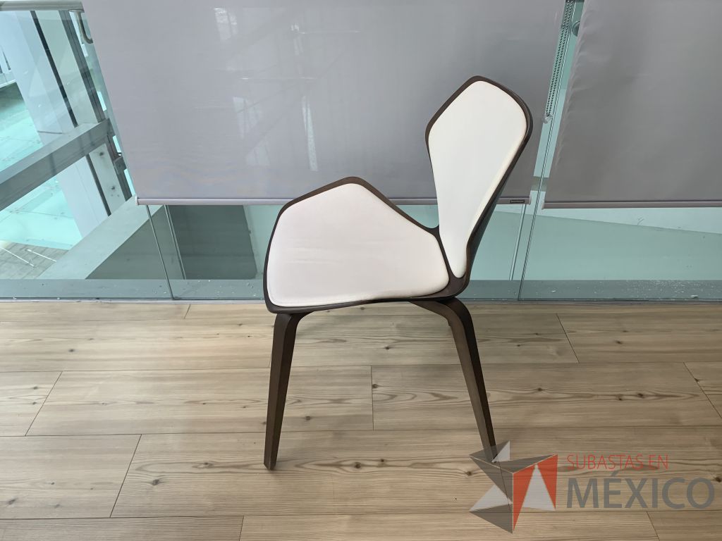 Lote 053 - 2 Sillas con 4 patas, asiento y respaldo en madera con acojinado tipo piel color blanco. Modelo: Gingko - Imagen 5