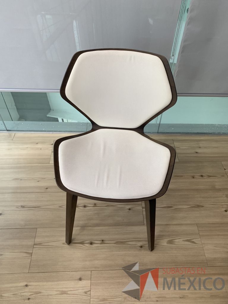 Lote 053 - 2 Sillas con 4 patas, asiento y respaldo en madera con acojinado tipo piel color blanco. Modelo: Gingko - Imagen 2