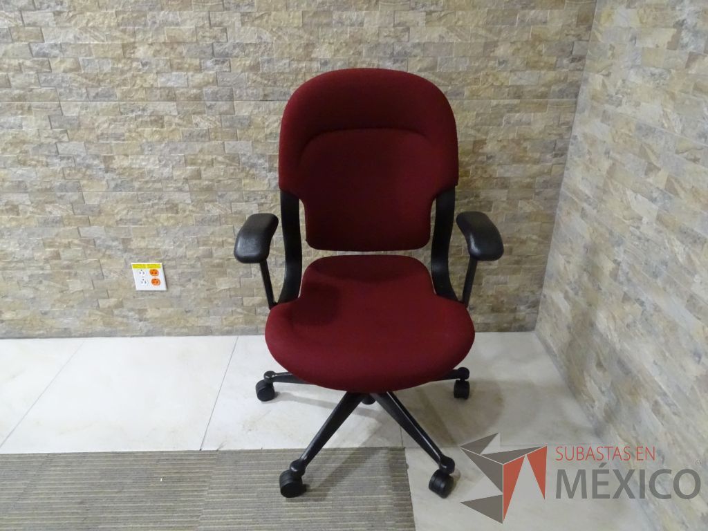 Lote 019 - 4 Sillas operativas con descansabrazos, asiento y respaldo en tela color rojo
