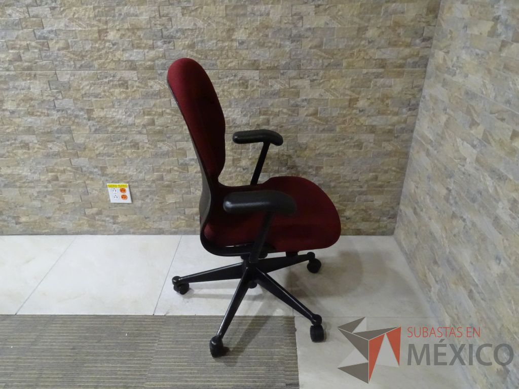 Lote 019 - 4 Sillas operativas con descansabrazos, asiento y respaldo en tela color rojo - Imagen 4