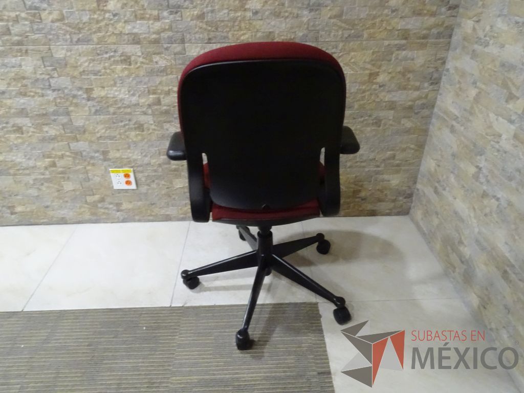 Lote 019 - 4 Sillas operativas con descansabrazos, asiento y respaldo en tela color rojo - Imagen 3