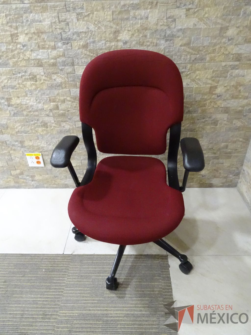 Lote 019 - 4 Sillas operativas con descansabrazos, asiento y respaldo en tela color rojo - Imagen 2