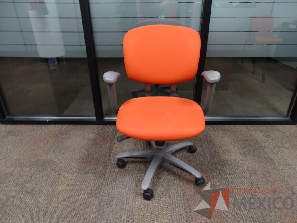Lote 015 - 10 Sillas operativas con ruedas, descansabrazos, asiento y respaldo en tela color naranja - Imagen 2