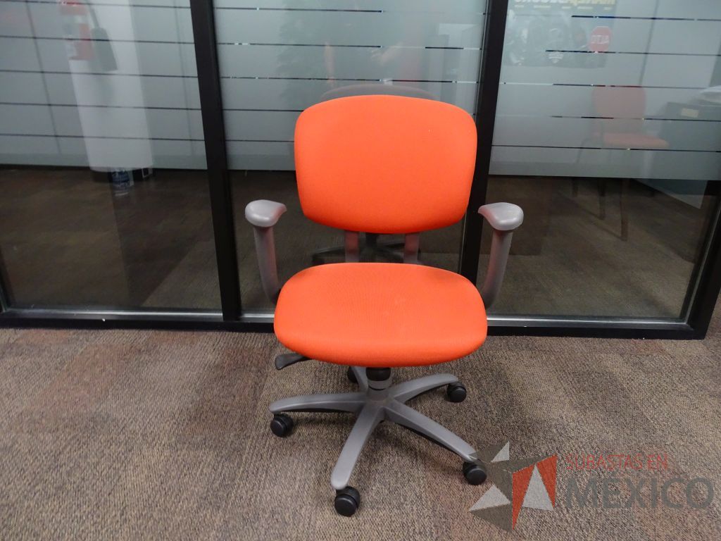 Lote 015 - 10 Sillas operativas con ruedas, descansabrazos, asiento y respaldo en tela color naranja