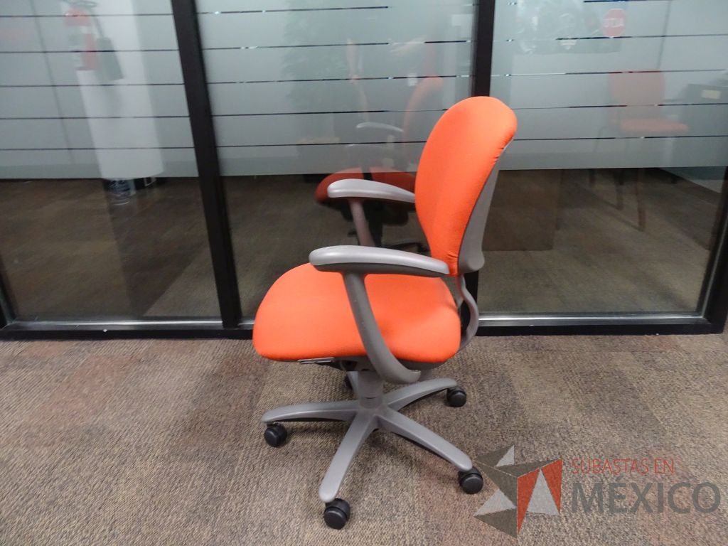 Lote 015 - 10 Sillas operativas con ruedas, descansabrazos, asiento y respaldo en tela color naranja - Imagen 4