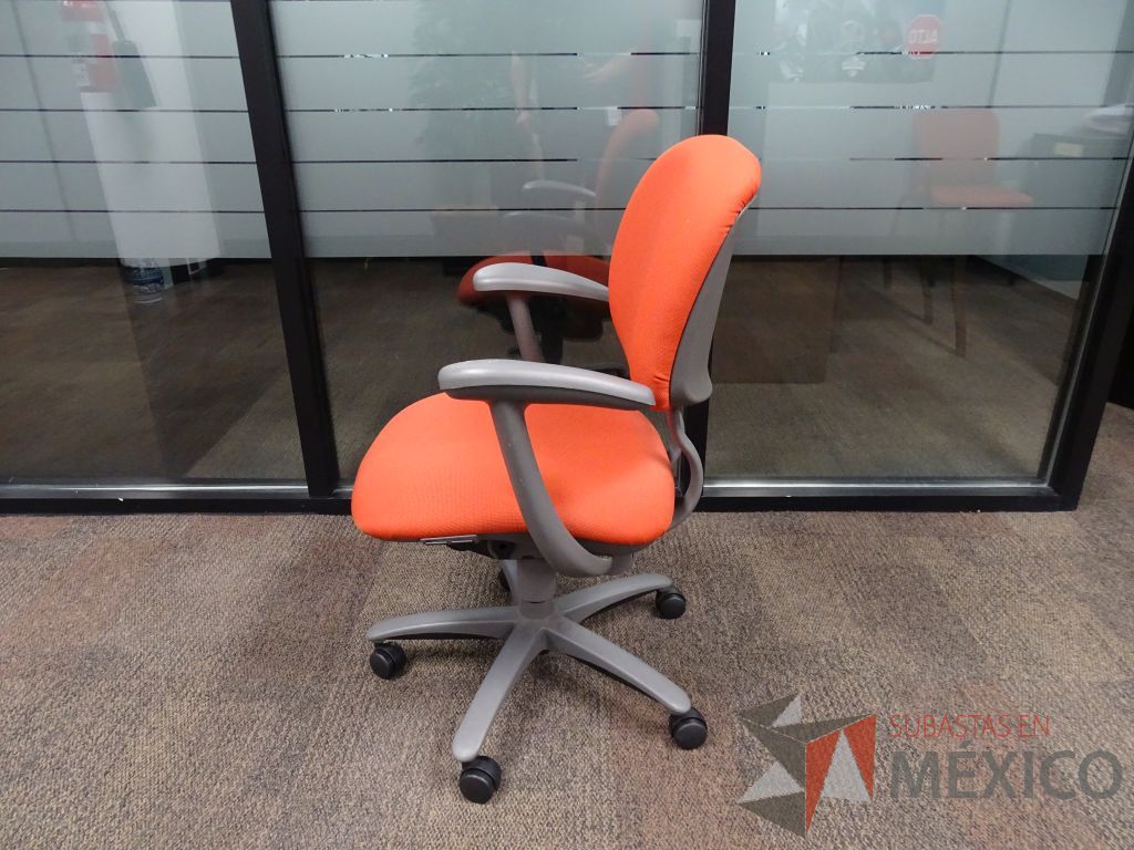 Lote 015 - 10 Sillas operativas con ruedas, descansabrazos, asiento y respaldo en tela color naranja - Imagen 5