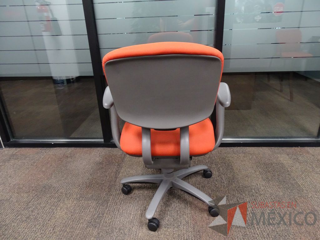 Lote 015 - 10 Sillas operativas con ruedas, descansabrazos, asiento y respaldo en tela color naranja - Imagen 6