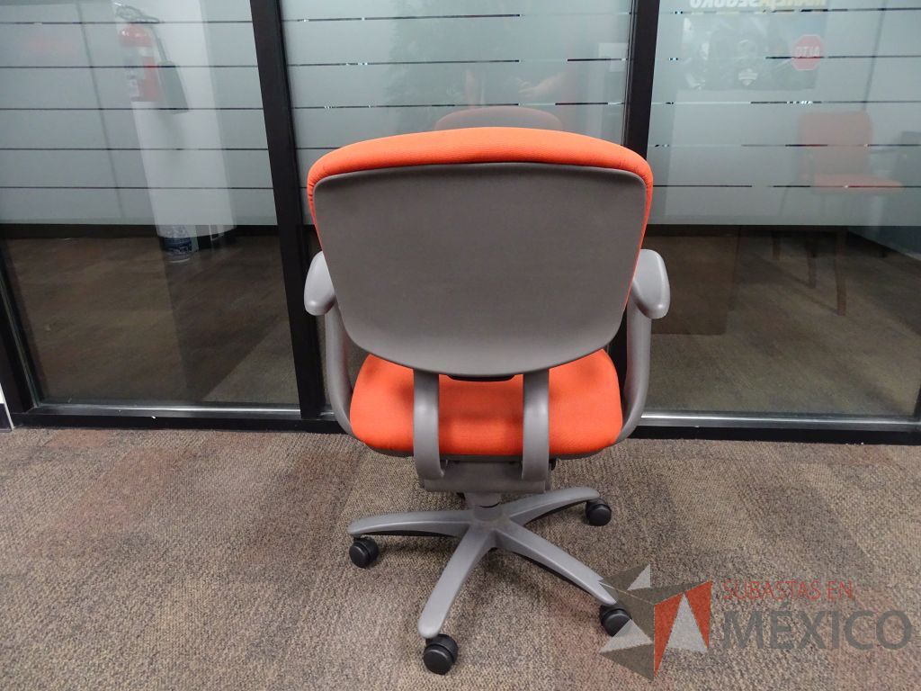 Lote 015 - 10 Sillas operativas con ruedas, descansabrazos, asiento y respaldo en tela color naranja - Imagen 7
