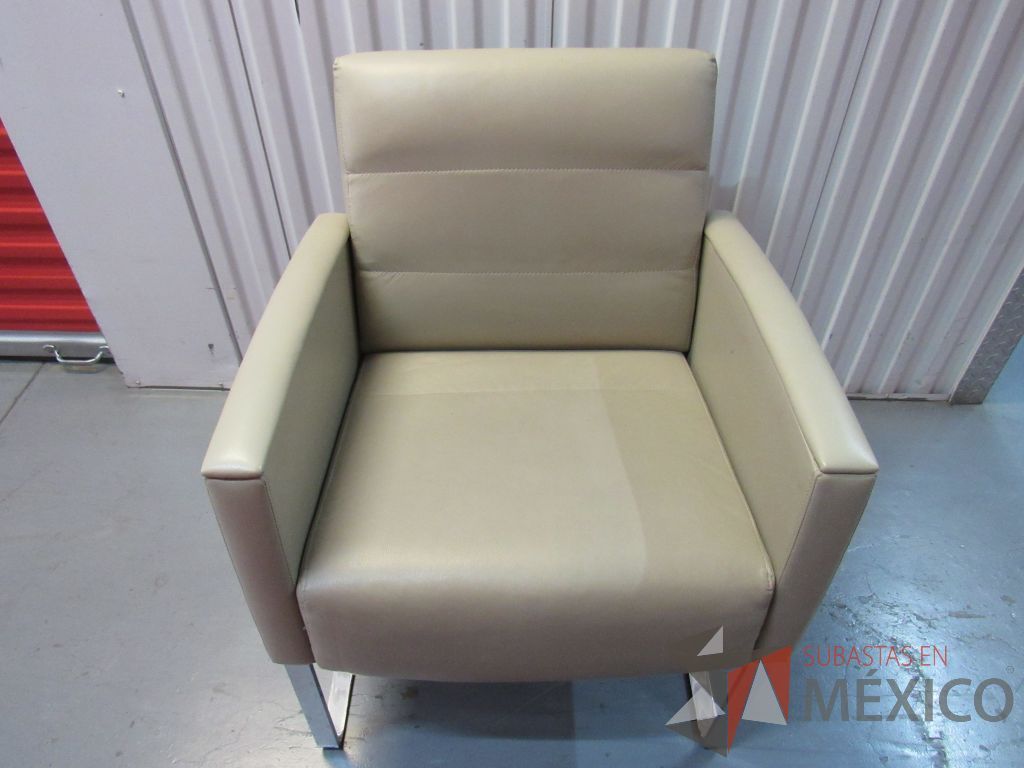 Lote 001 - Sillón de 1 plaza color beige tipo piel con base metálica tipo trineo - Imagen 2