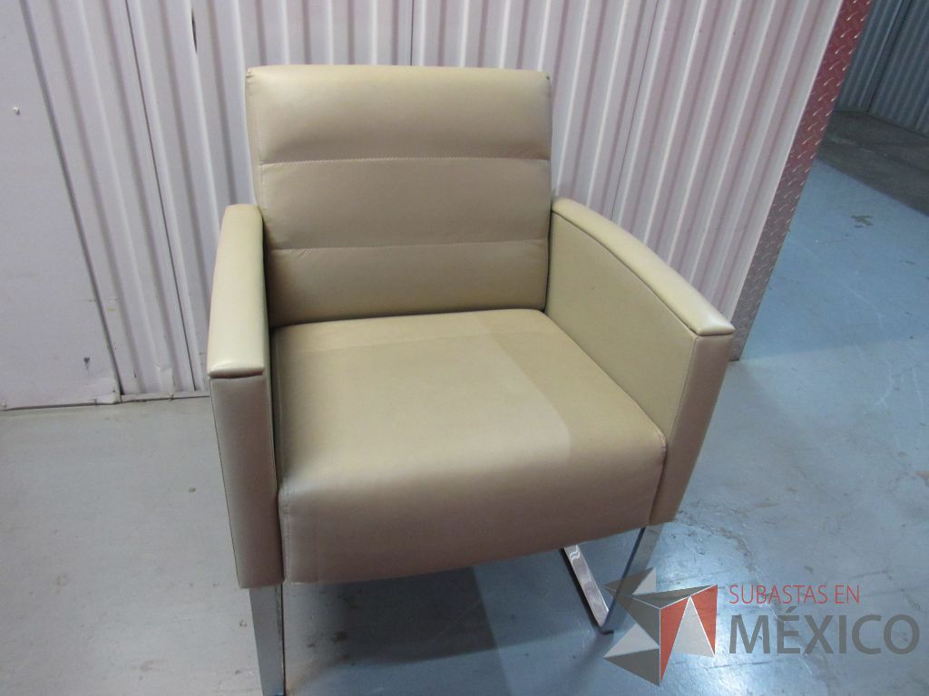 Lote 001 - Sillón de 1 plaza color beige tipo piel con base metálica tipo trineo - Imagen 3