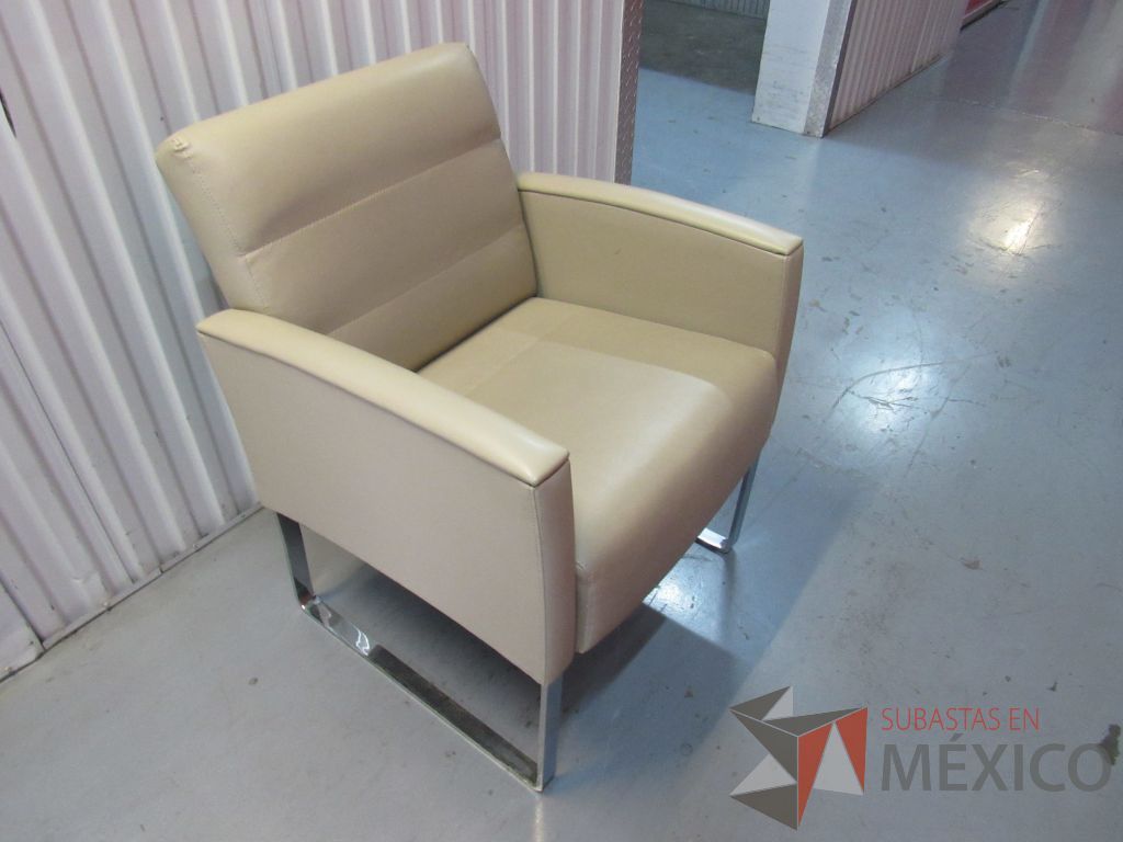 Lote 001 - Sillón de 1 plaza color beige tipo piel con base metálica tipo trineo - Imagen 4