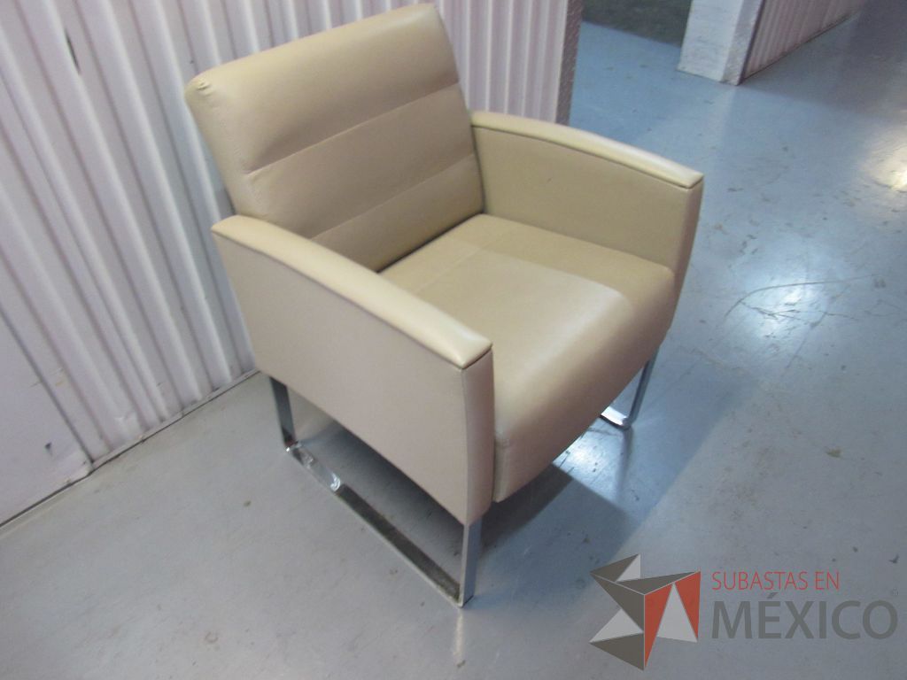 Lote 001 - Sillón de 1 plaza color beige tipo piel con base metálica tipo trineo