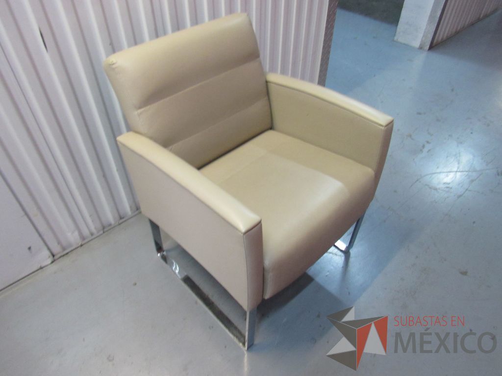 Lote 001 - Sillón de 1 plaza color beige tipo piel con base metálica tipo trineo - Imagen 5