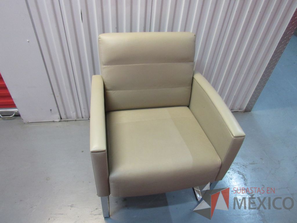 Lote 001 - Sillón de 1 plaza color beige tipo piel con base metálica tipo trineo - Imagen 6