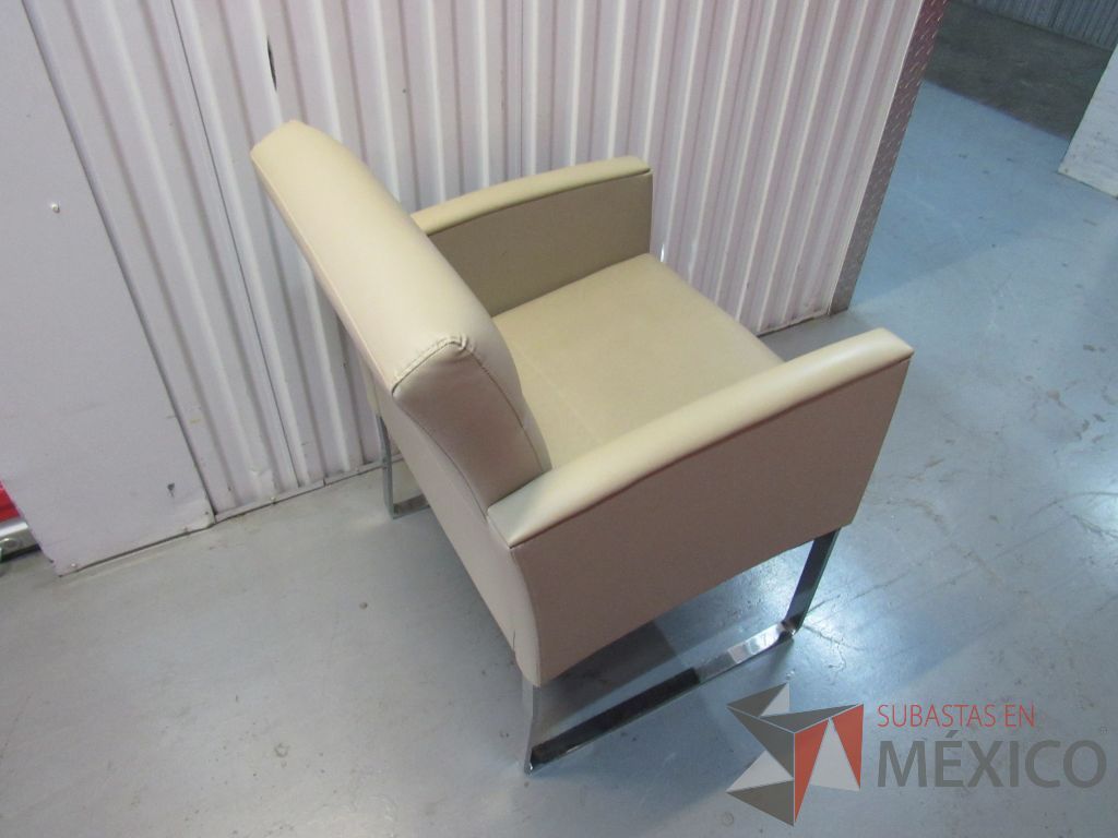 Lote 001 - Sillón de 1 plaza color beige tipo piel con base metálica tipo trineo - Imagen 7