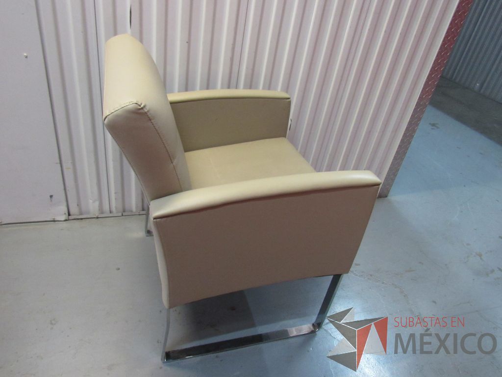 Lote 001 - Sillón de 1 plaza color beige tipo piel con base metálica tipo trineo - Imagen 8
