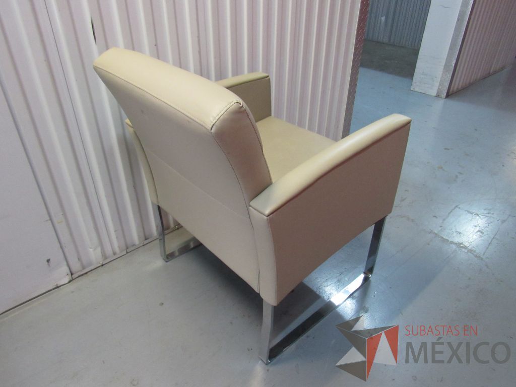 Lote 001 - Sillón de 1 plaza color beige tipo piel con base metálica tipo trineo - Imagen 9