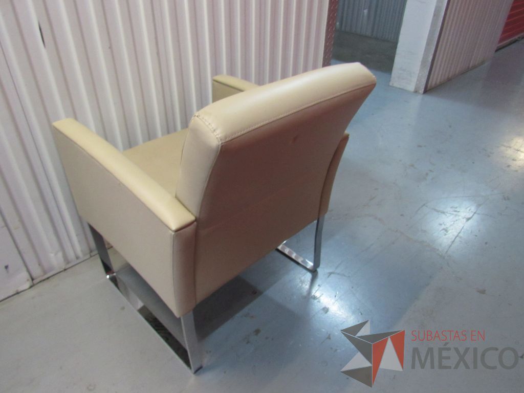 Lote 001 - Sillón de 1 plaza color beige tipo piel con base metálica tipo trineo - Imagen 10