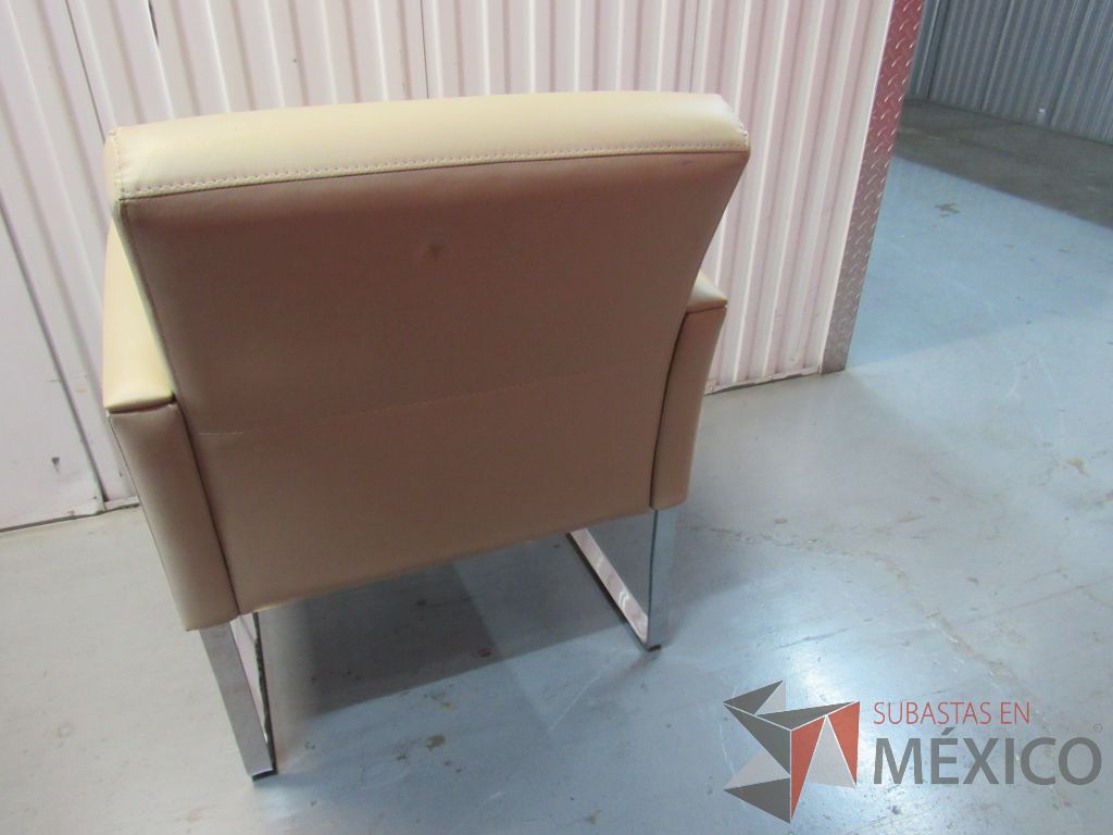 Lote 001 - Sillón de 1 plaza color beige tipo piel con base metálica tipo trineo - Imagen 11