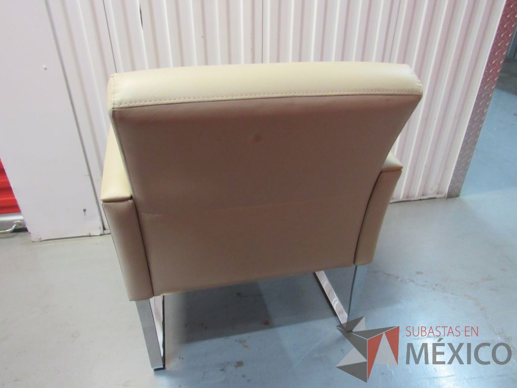 Lote 001 - Sillón de 1 plaza color beige tipo piel con base metálica tipo trineo - Imagen 12
