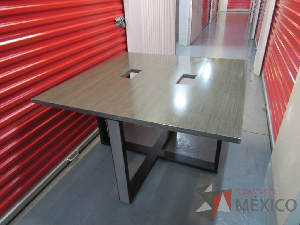 Lote 005 - Mesa de trabajo para 4 personas con base metálica - Imagen 2