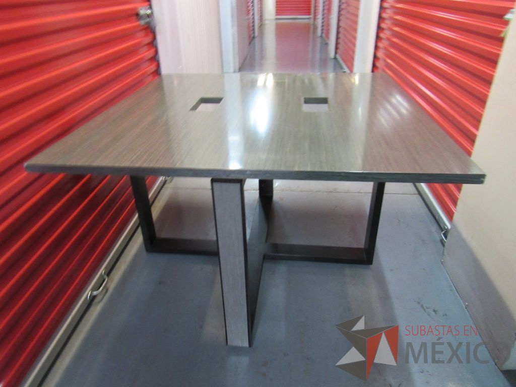 Lote 005 - Mesa de trabajo para 4 personas con base metálica - Imagen 3