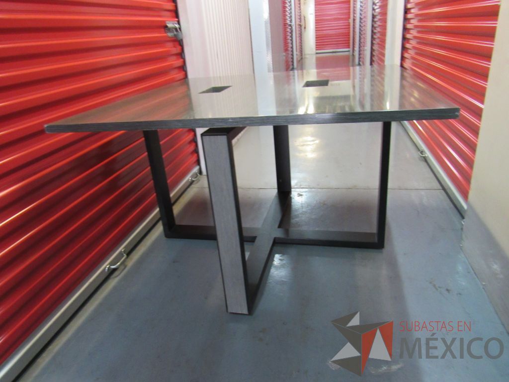 Lote 005 - Mesa de trabajo para 4 personas con base metálica - Imagen 4