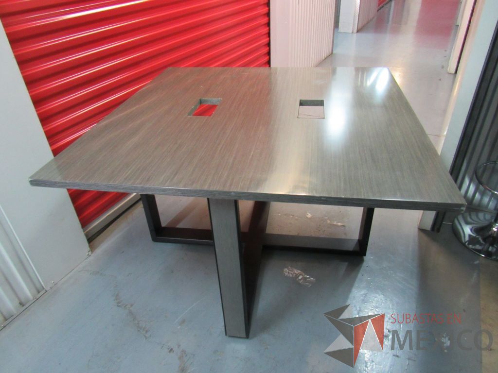 Lote 005 - Mesa de trabajo para 4 personas con base metálica - Imagen 6