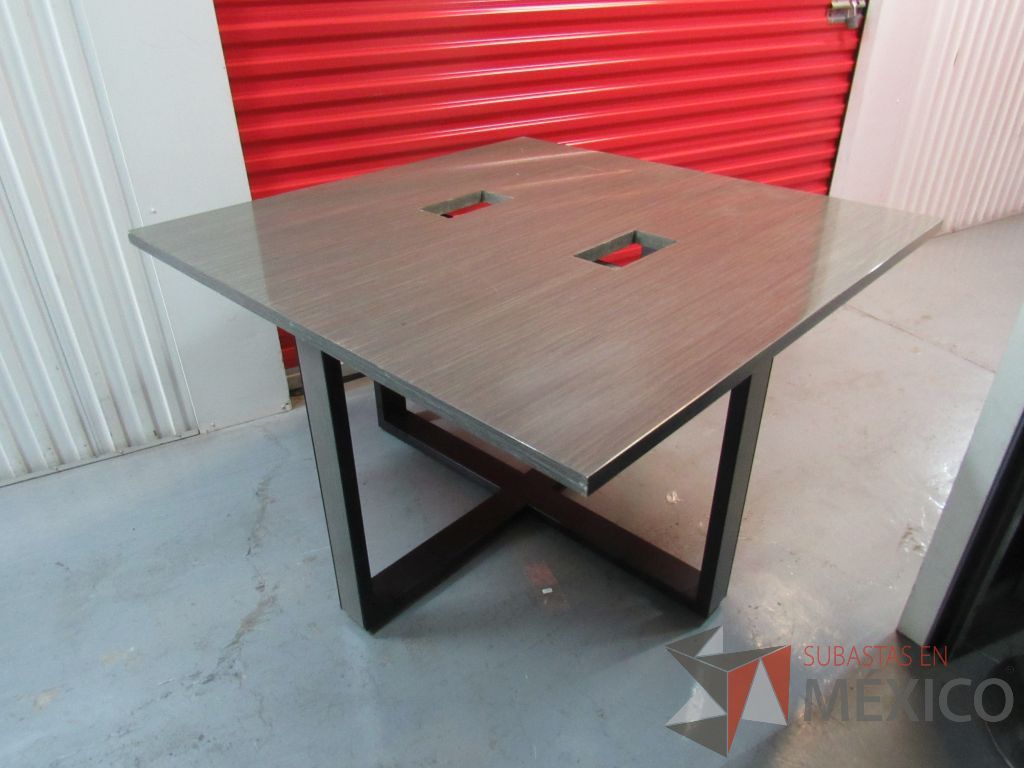 Lote 005 - Mesa de trabajo para 4 personas con base metálica