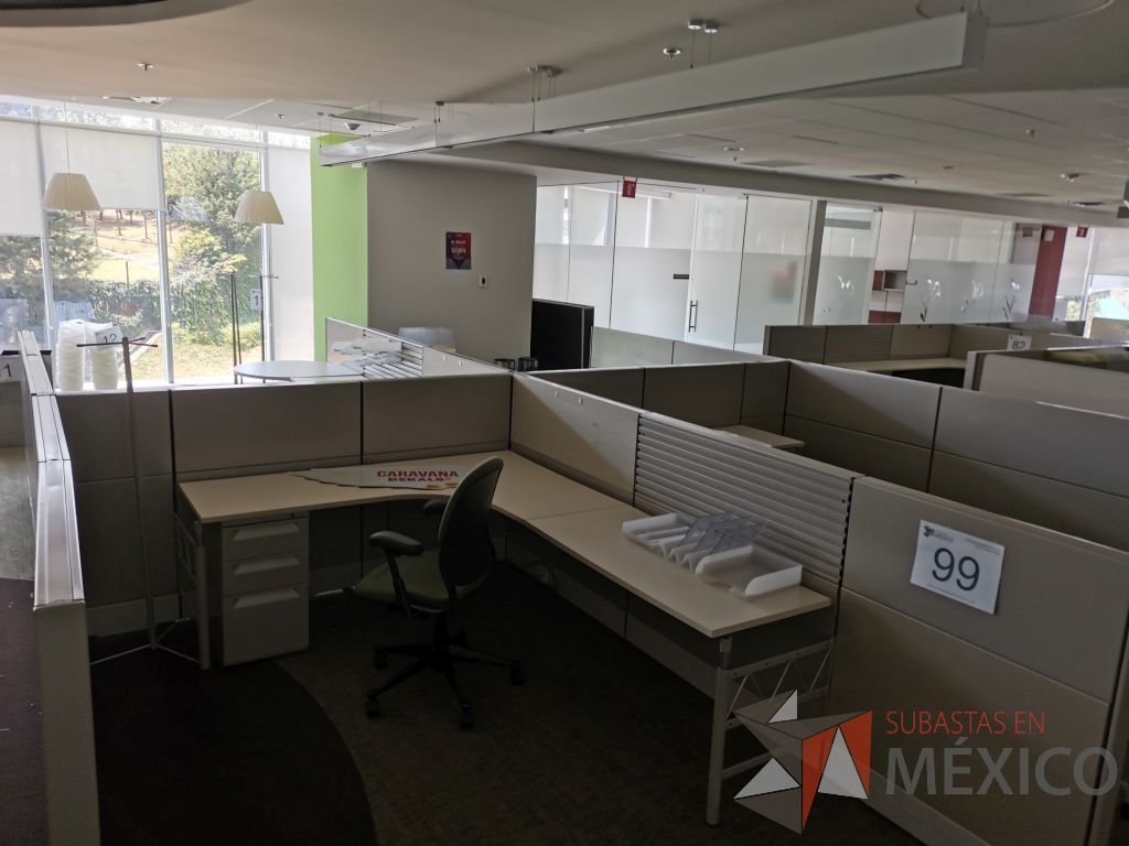 Lote 099 - Estación de trabajo para 4 personas y 2 Mesa en forma de gota. - Imagen 25