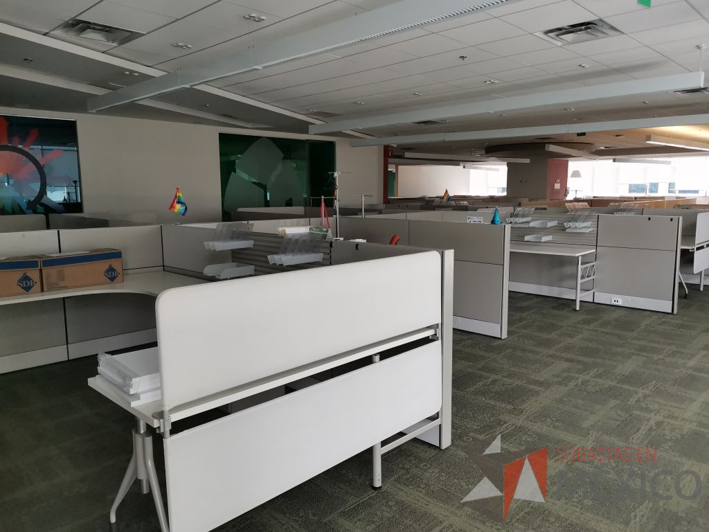 Lote 107 - Estación de trabajo para 10 personas, 10 archiveros de 3 cajones y 5 percheros - Imagen 22