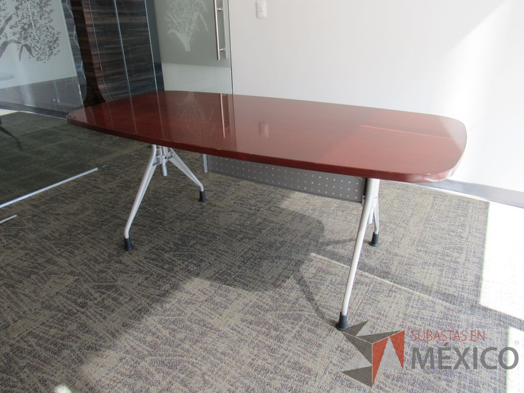Lote 023 - Mesa de trabajo con 4 patas metálicas y cubierta color café. - Imagen 2