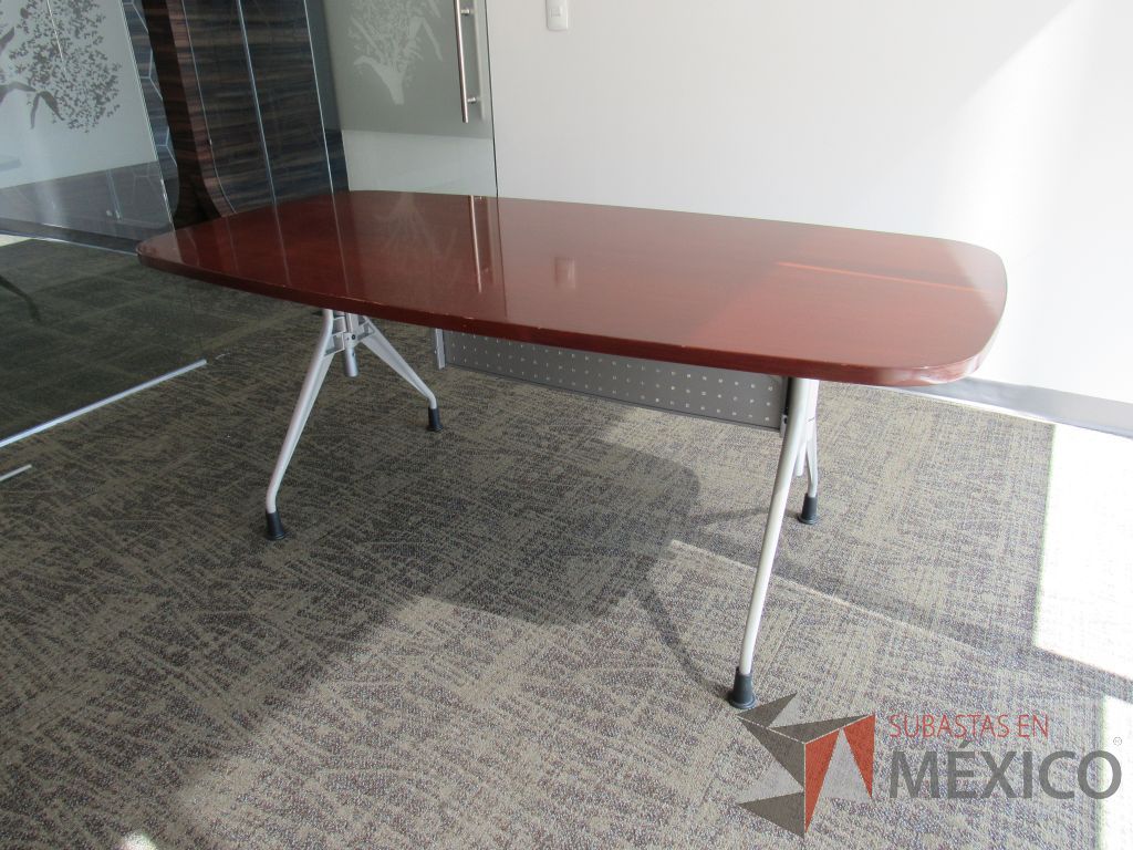 Lote 023 - Mesa de trabajo con 4 patas metálicas y cubierta color café. - Imagen 3