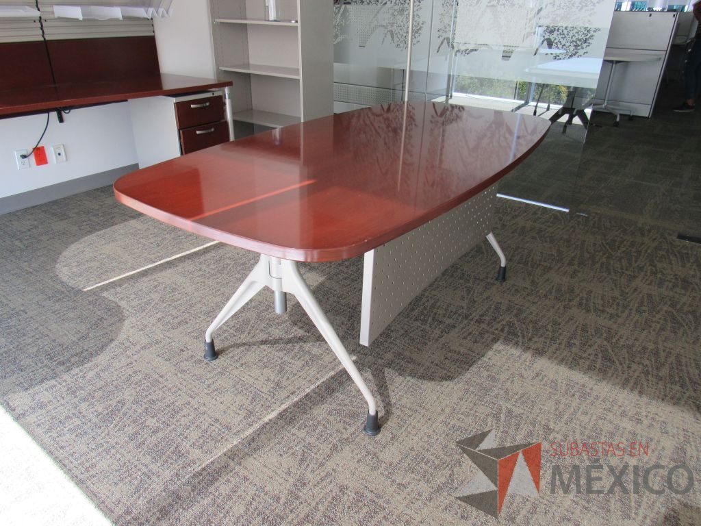Lote 023 - Mesa de trabajo con 4 patas metálicas y cubierta color café. - Imagen 4