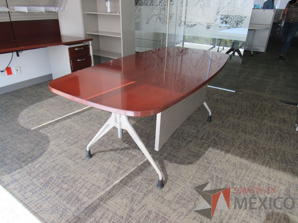 Lote 023 - Mesa de trabajo con 4 patas metálicas y cubierta color café. - Imagen 5