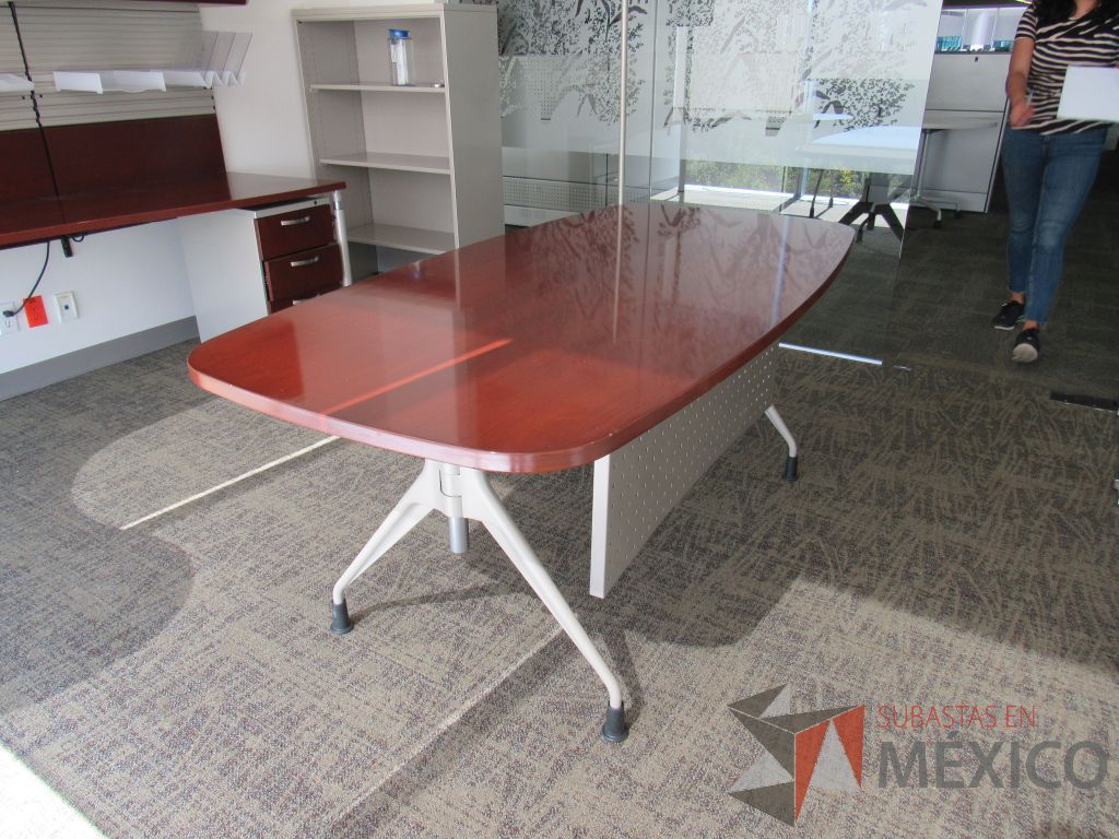 Lote 023 - Mesa de trabajo con 4 patas metálicas y cubierta color café. - Imagen 6