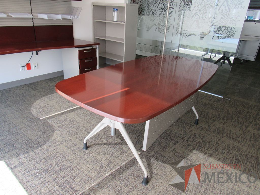 Lote 023 - Mesa de trabajo con 4 patas metálicas y cubierta color café. - Imagen 7